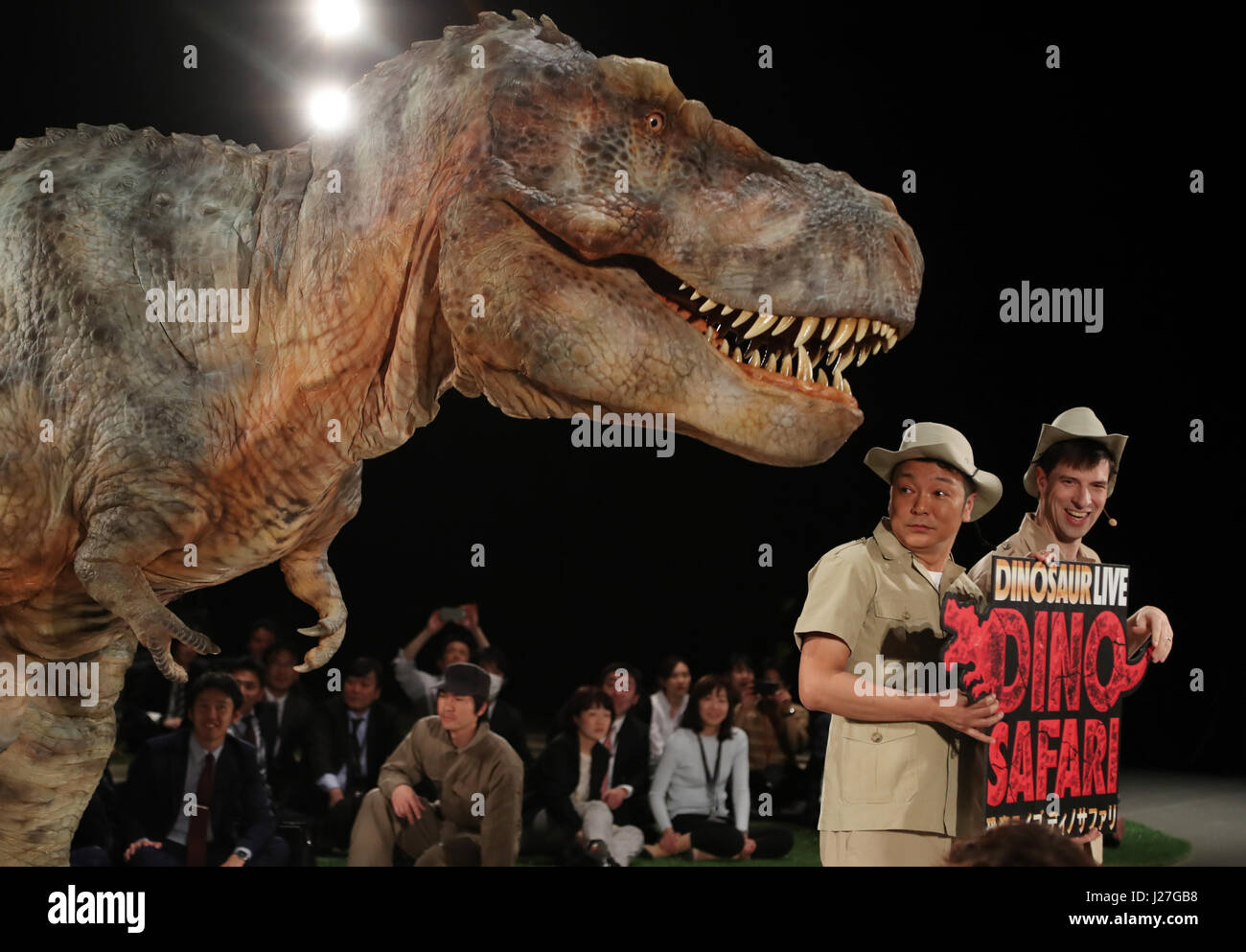 Tokio, Japón. 25 abr, 2017. Un actor vistiendo traje mecánico con forma de  dinosaurios 'Dino-tronics' se acerca a morder a los jefes de los comediantes  