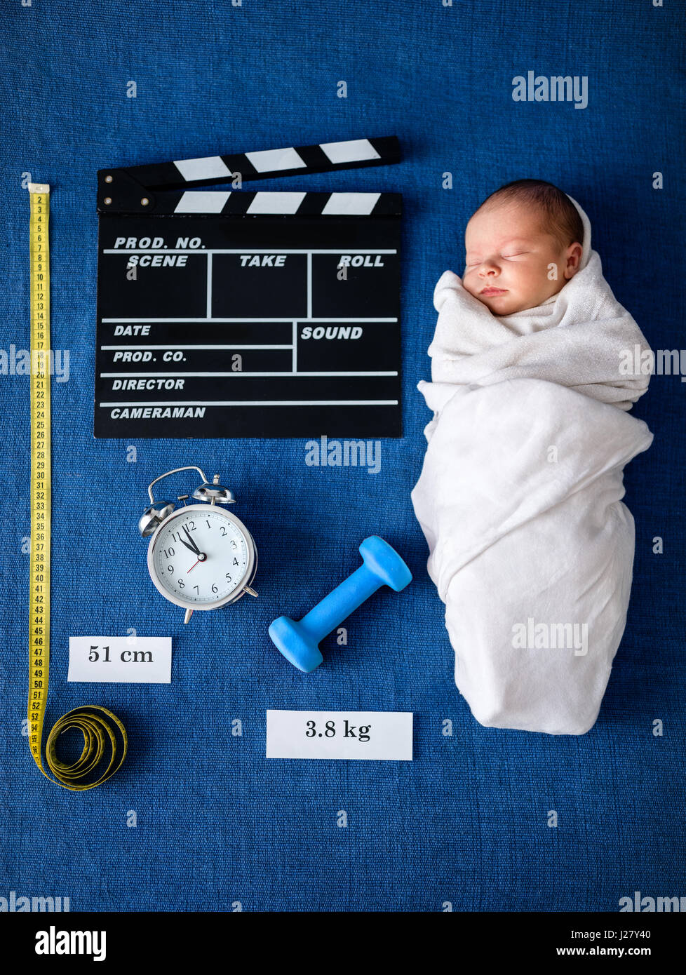 Fotos de Bebé recién nacido niña en manta rosa acostado en la