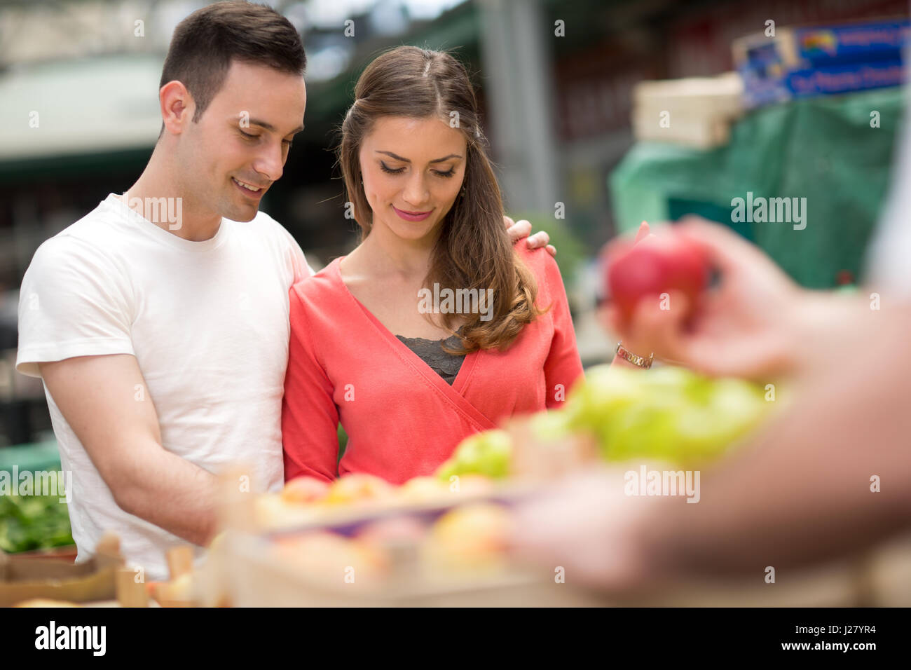 Par elegir manzanas sanas en tienda Foto de stock