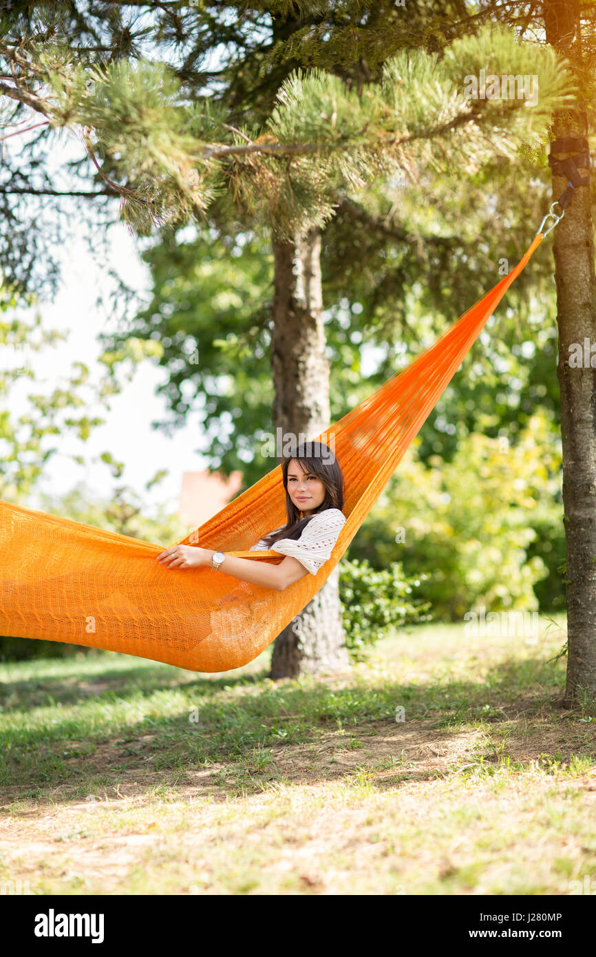 Linda chica joven descansando en una hamaca en la naturaleza Fotografía de  stock - Alamy