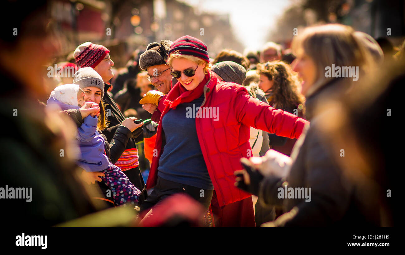 Una dama en rojo bailando en las multitudes durante el Festival del azúcar de arce en Montreal, Canadá Foto de stock