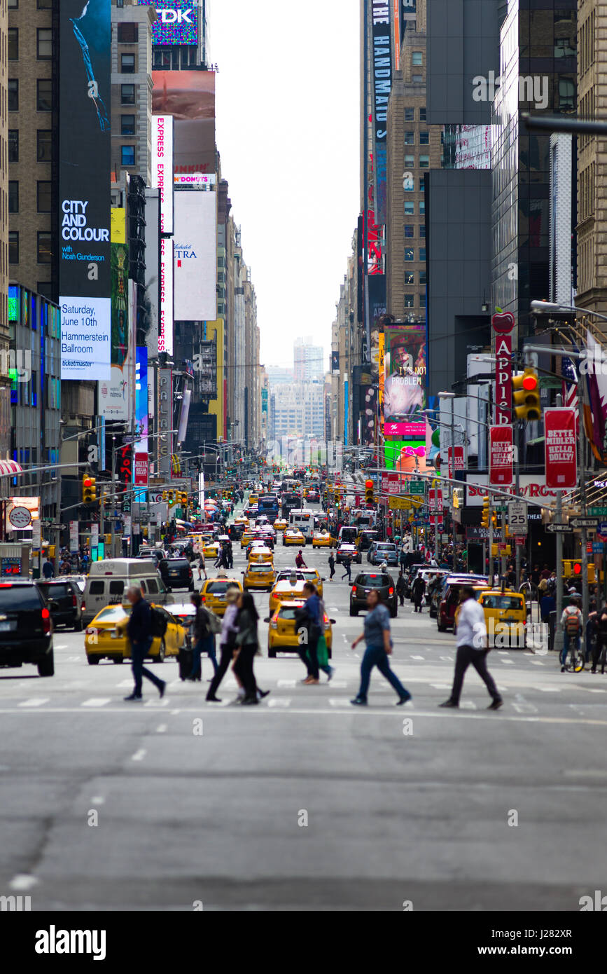 New York 7th Avenue mirando hacia Times Square con peatones cruce, Manhattan, Nueva York, EE.UU. Foto de stock