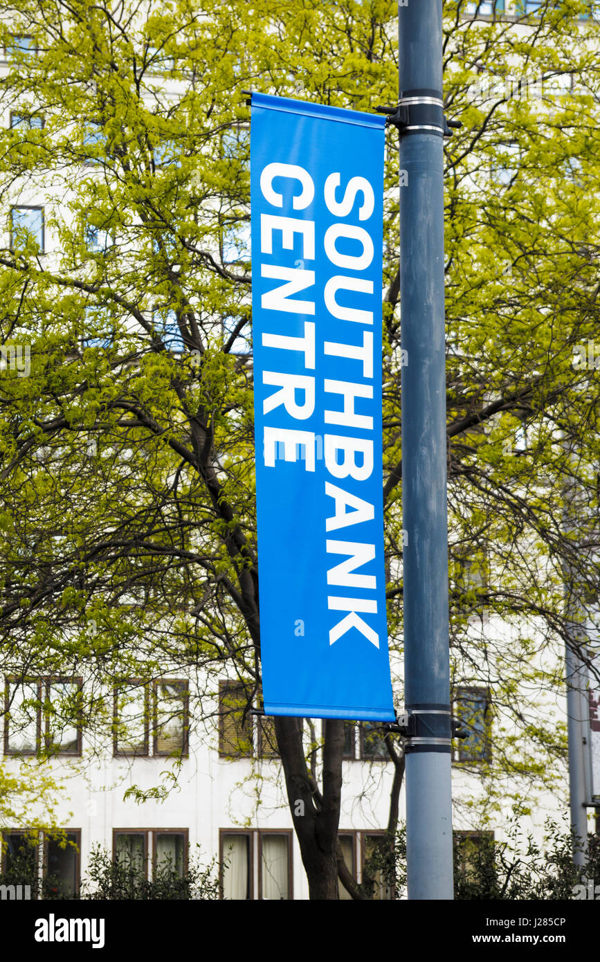 Blanco y azul vertical Southbank lugar banner, South Bank, London SE1 Foto de stock