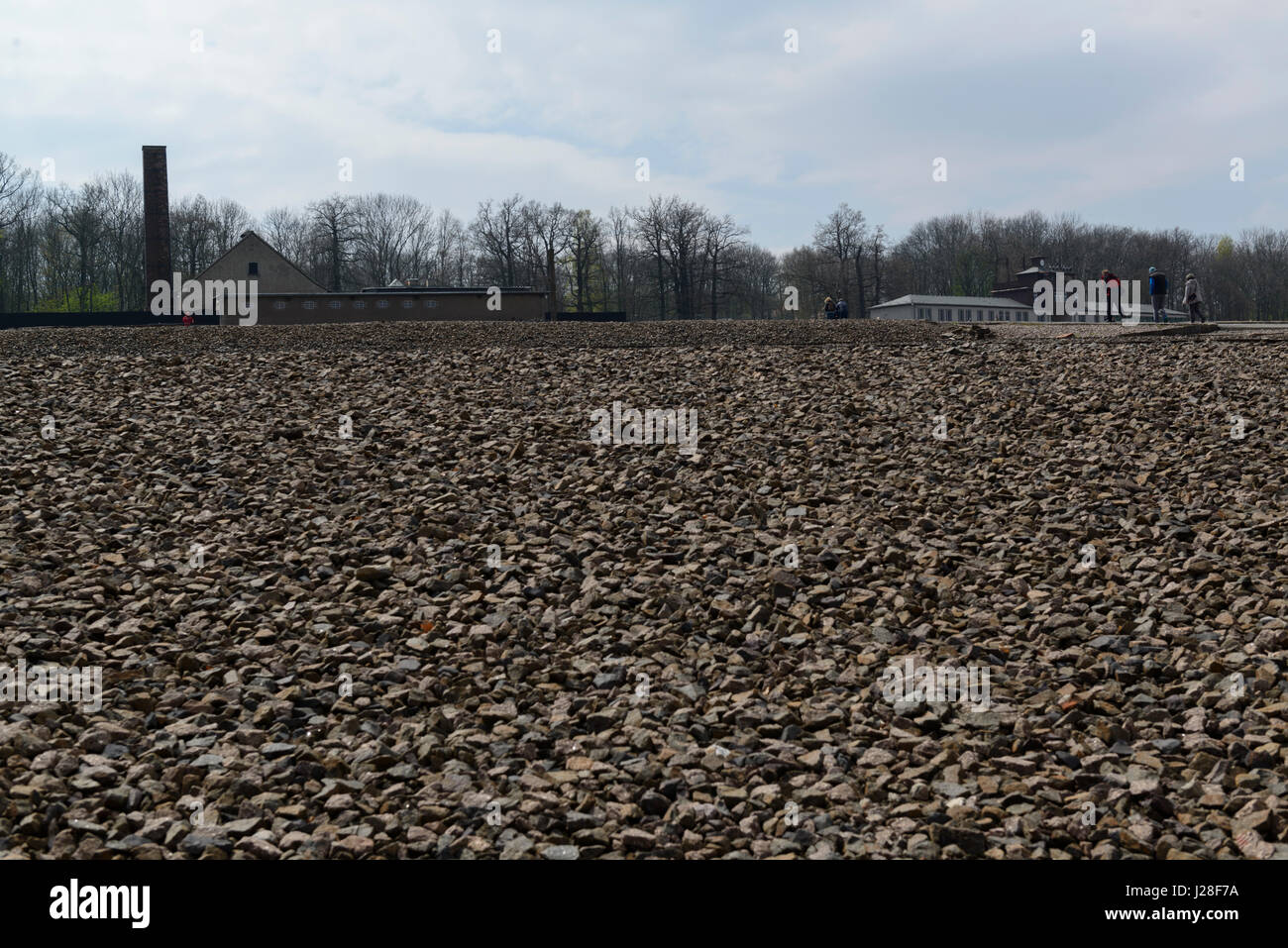 Memorial del campo de concentración de Buchenwald cerca de Weimar, Alemania. A la izquierda el crematorio, a la derecha de la puerta principal Foto de stock