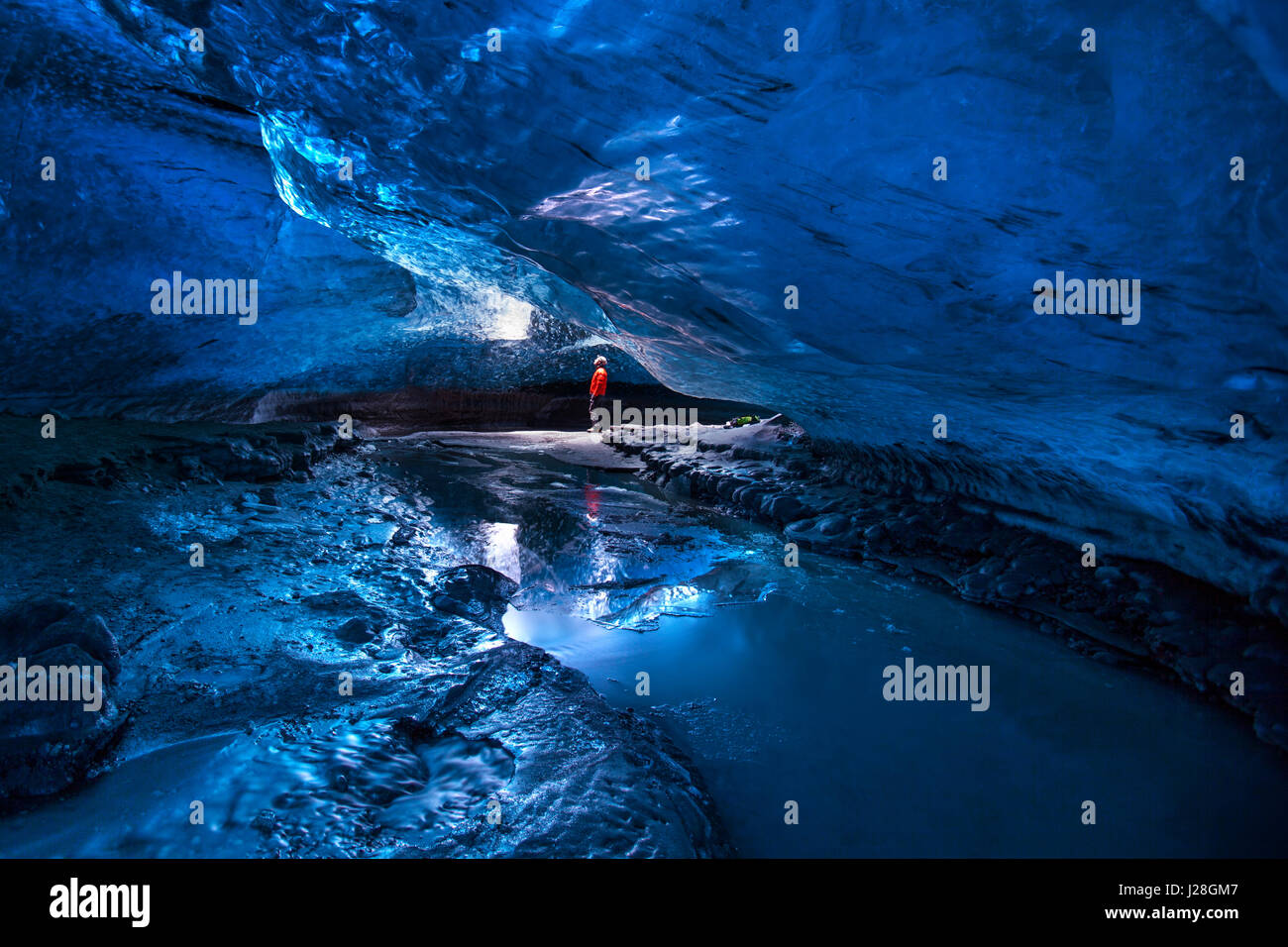 En glaciar Breidamerkurjokull Icecave cerca de la Laguna del Glaciar Foto de stock