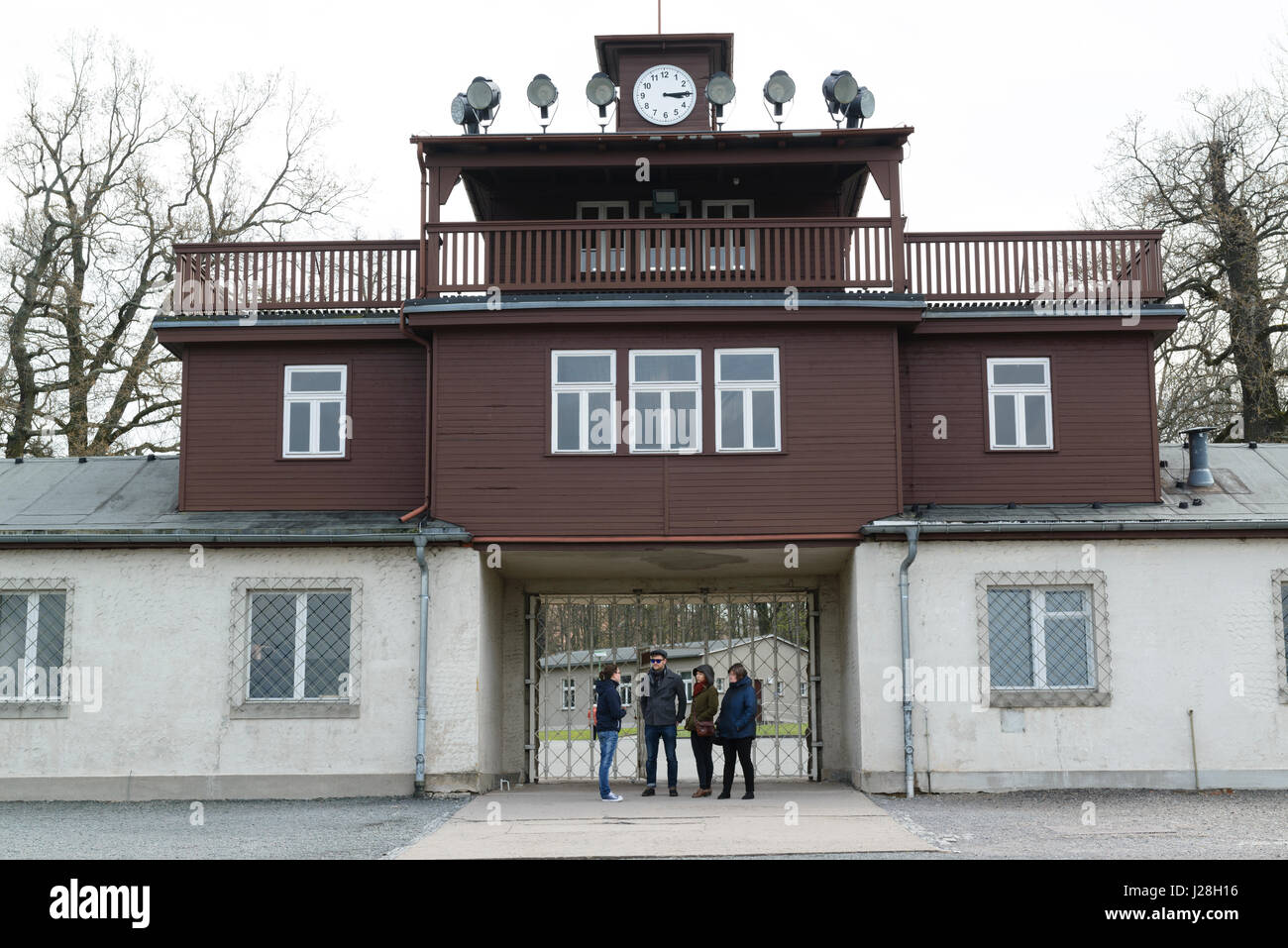 Los visitantes delante de la puerta principal del campo de concentración de Buchenwald memorial cerca de Weimar, Alemania. Foto de stock