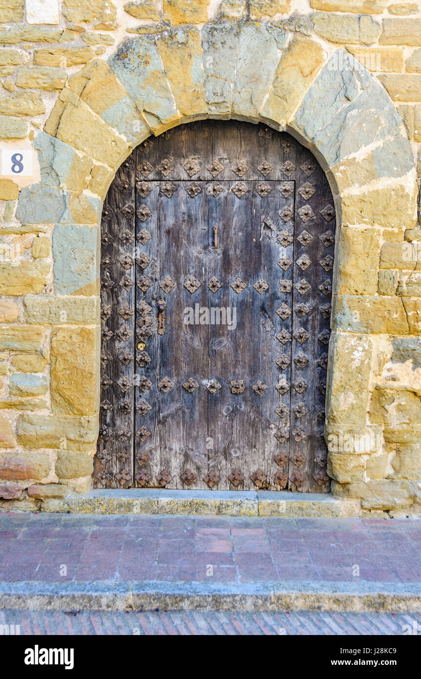 Puerta antigua en el pueblo catalán de Monells, España Fotografía de stock  - Alamy