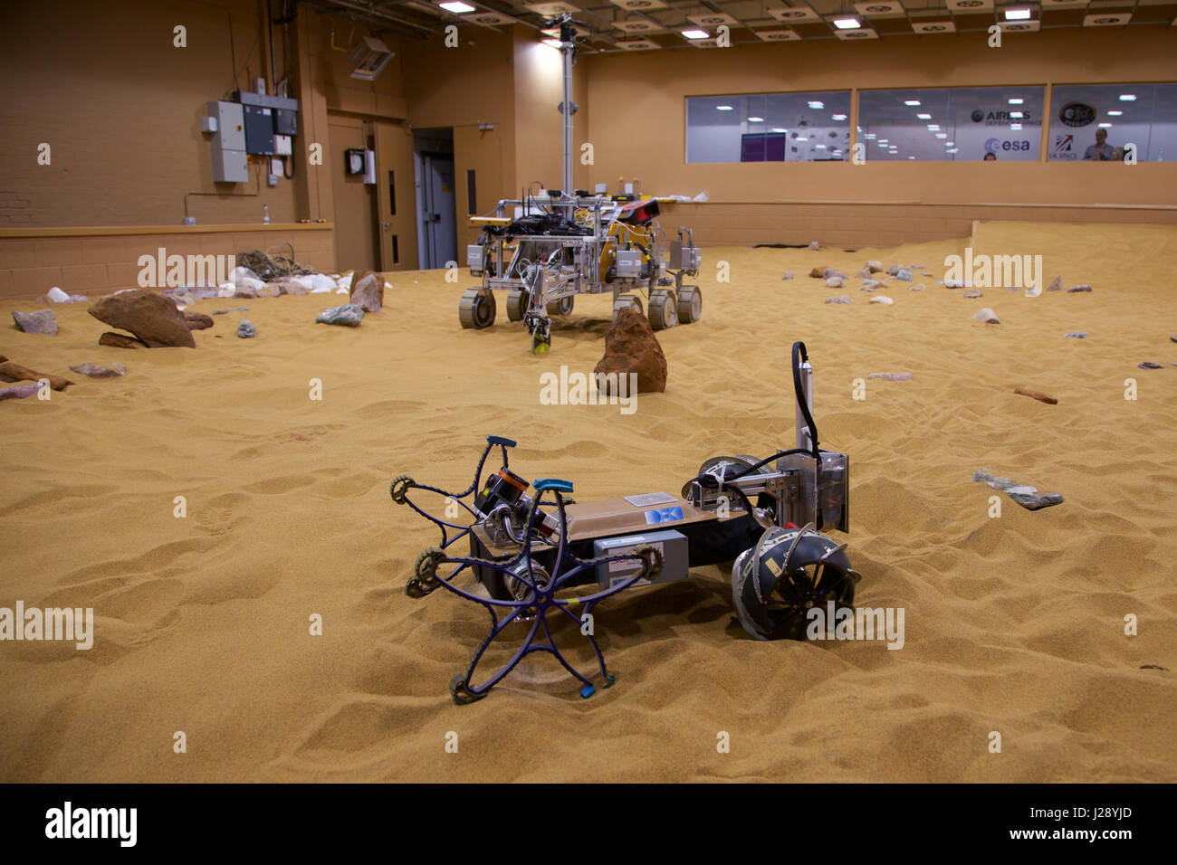 Un pequeño scout prototipos para la AEE ExoMars rover misión a Marte es probado por Airbus en un depósito hecho a imagen y semejanza del Planeta Rojo Foto de stock