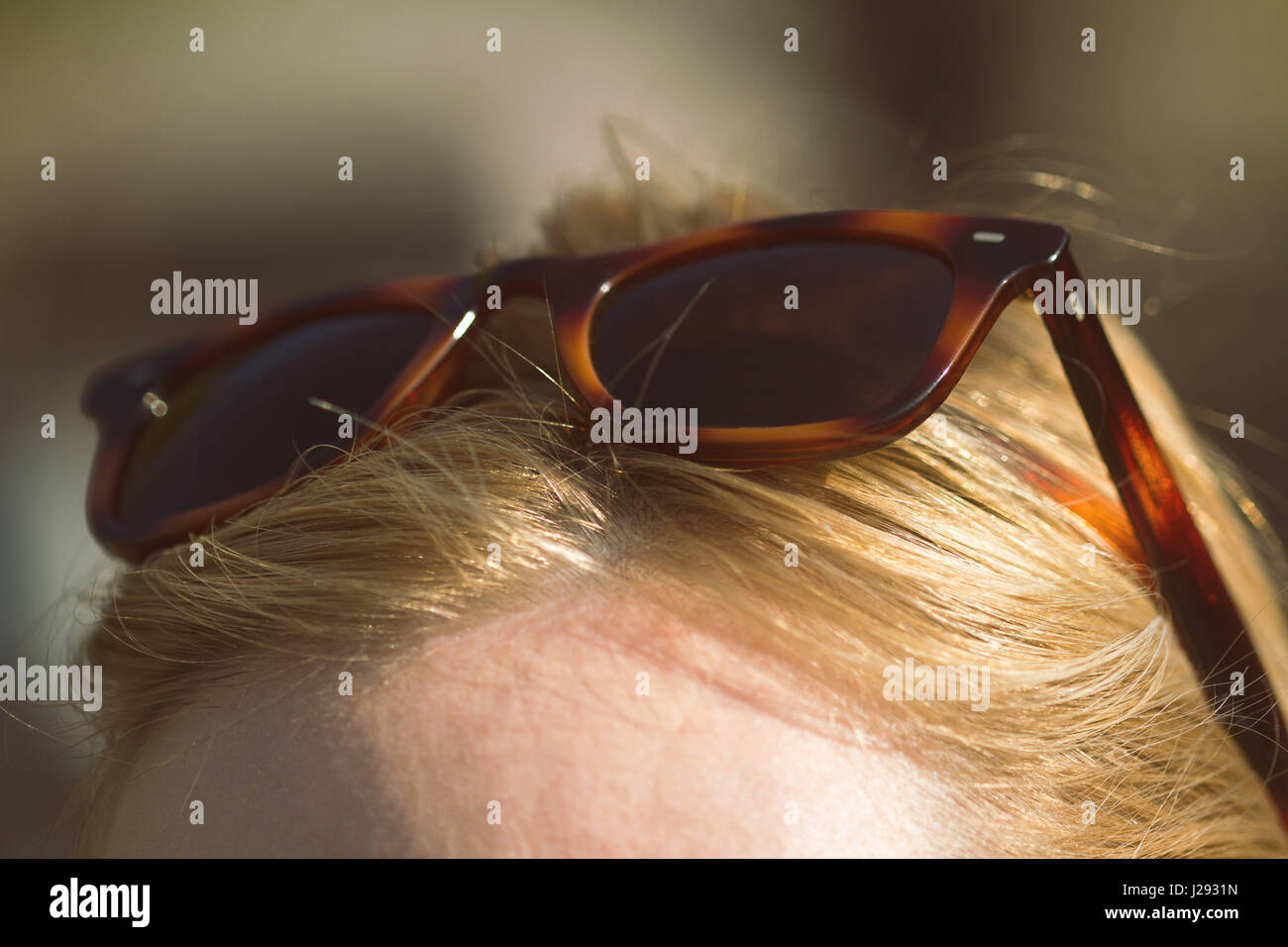 Gafas de sol en la parte superior de la cabeza fotograf as e