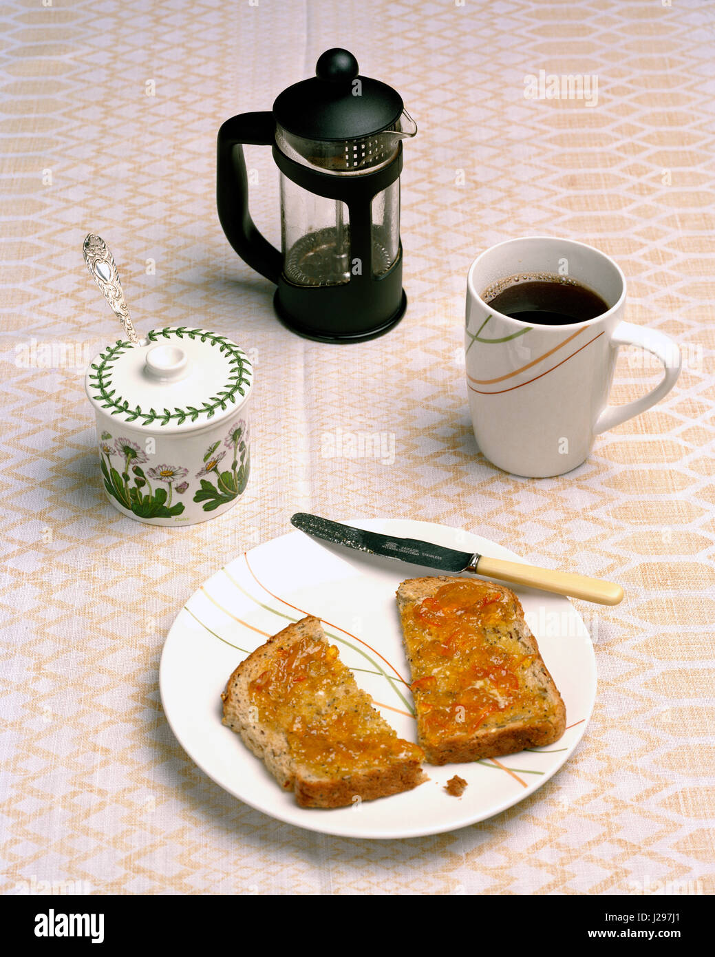 Mesa de desayuno con café y tostadas y mermelada Foto de stock