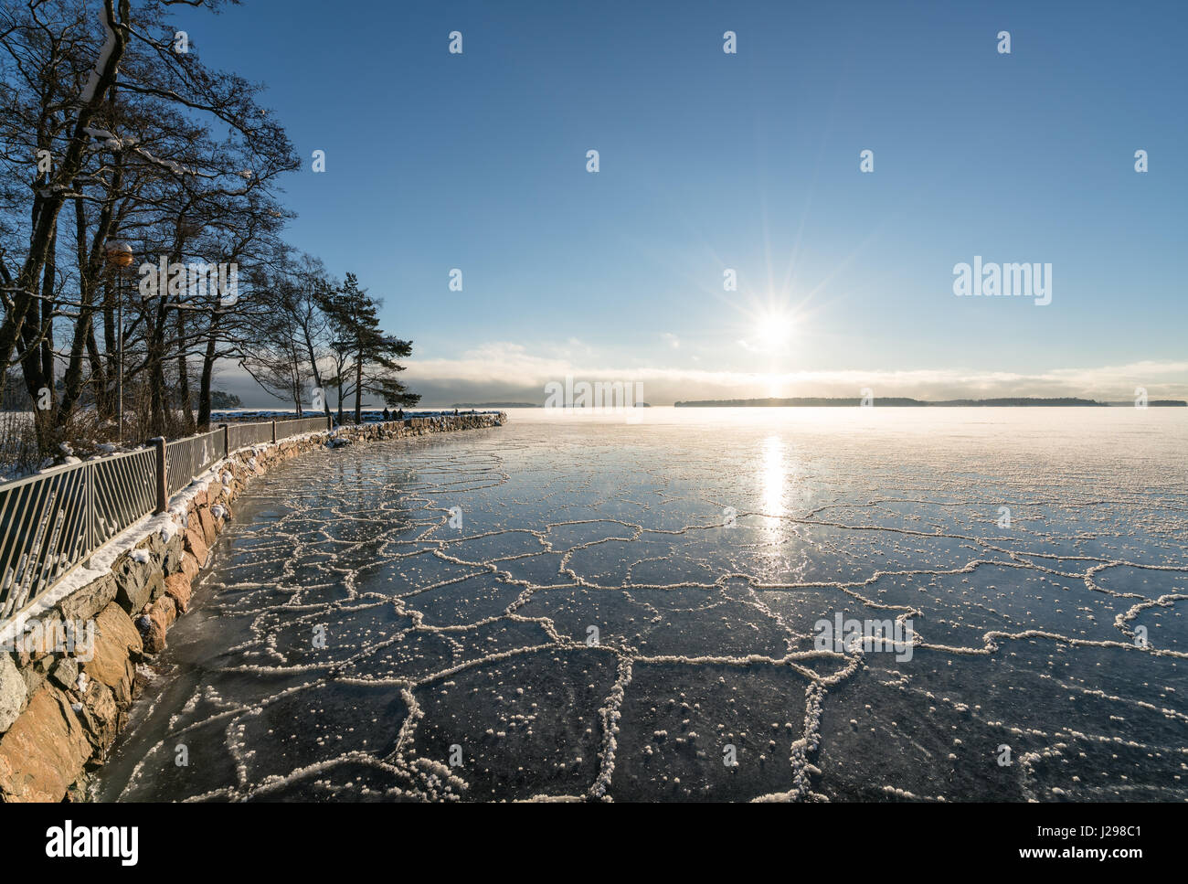 Un soleado día de invierno Haukilahti, Espoo, Finlandia, Europa, UE Foto de stock