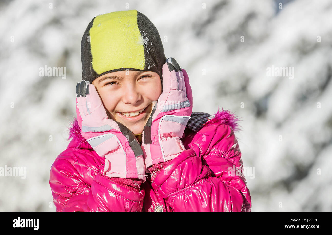 Niña feliz vestida con gafas de máscara de moda de esquí o snowboard.  paisaje de montaña. aventura extrema. estación de esquí de invierno.