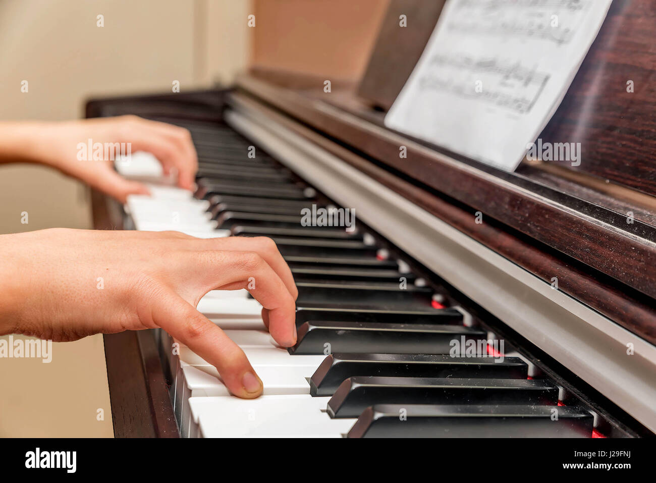 Las manos de una niña tocando el piano Fotografía de stock - Alamy