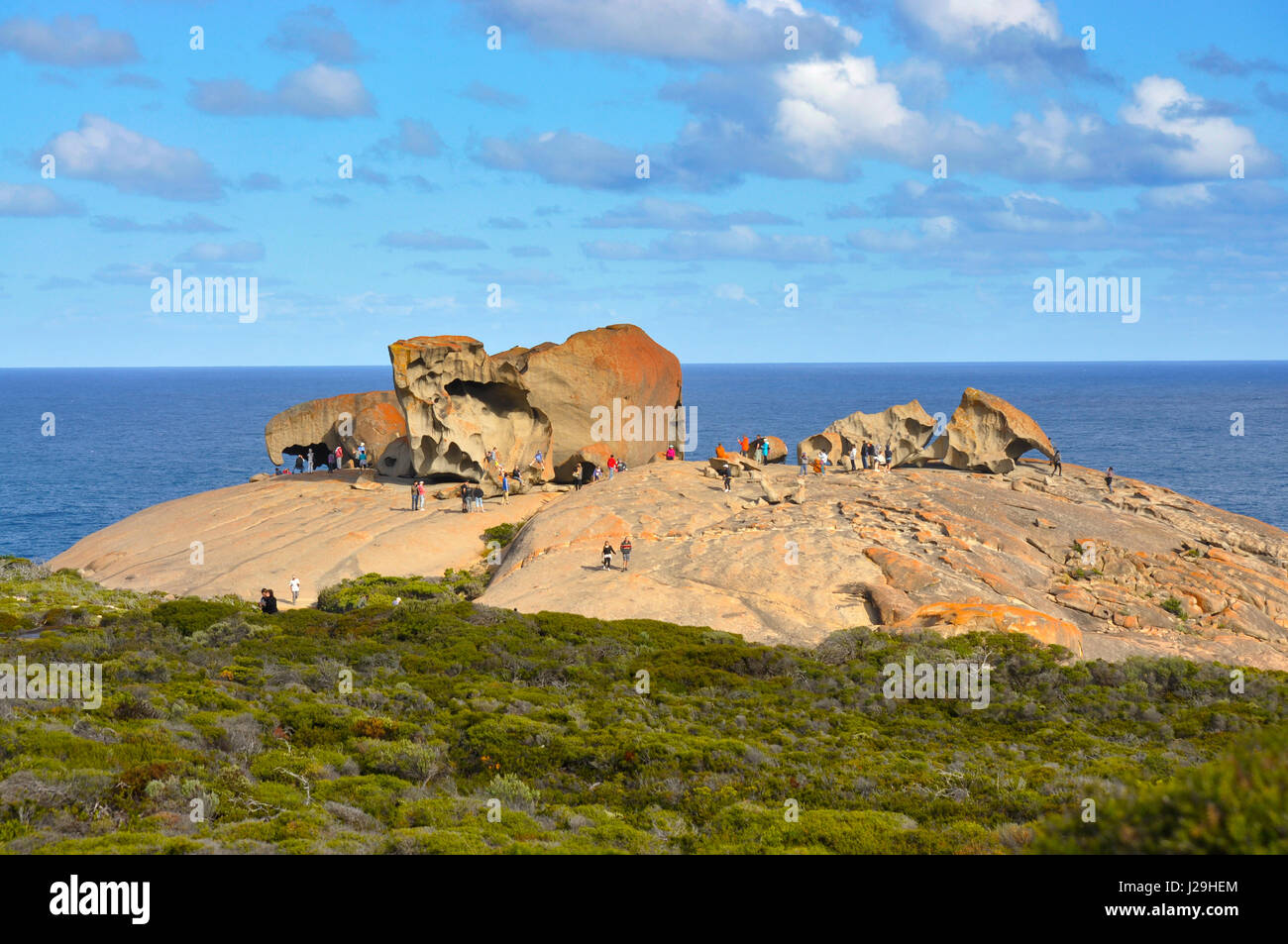 Multitud de turistas alrededor de 'Remarkable Rocks' en Kangaroo Island Foto de stock
