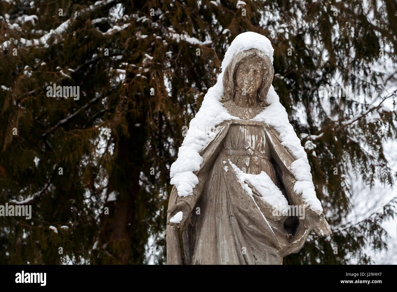 La estatua de la Virgen María en el cementerio de rasos en Vilnius, Lituania Foto de stock