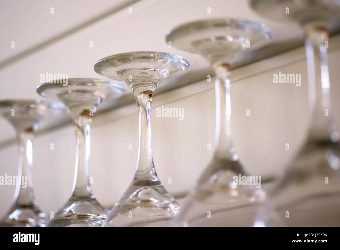 Copas de vino patrón repetitivo de vidrio limpio limpieza nadie Foto de stock