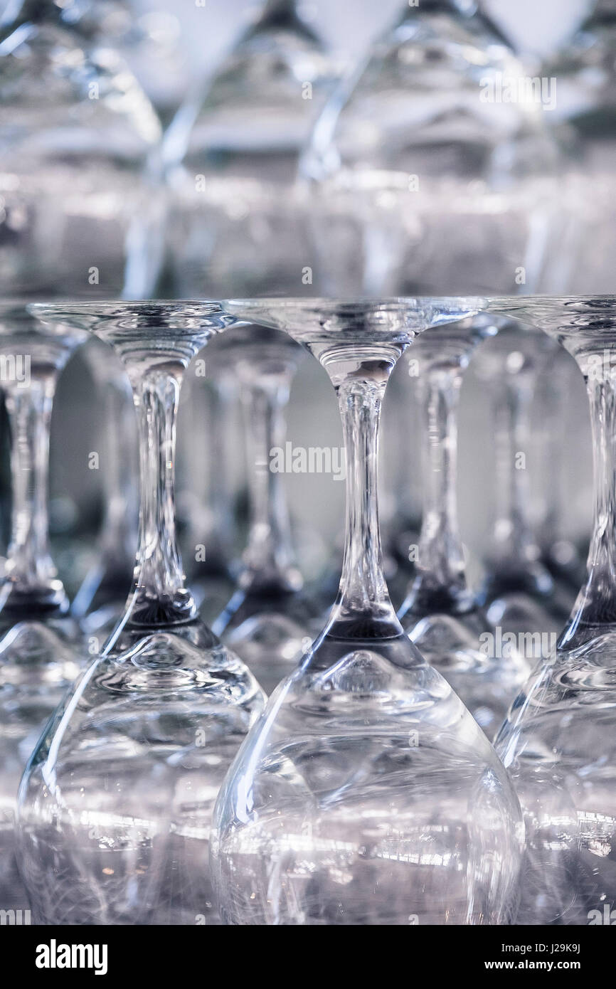 Copas de vino de cristal patrón de repetición de formas abstractas limpiar limpieza Foto de stock