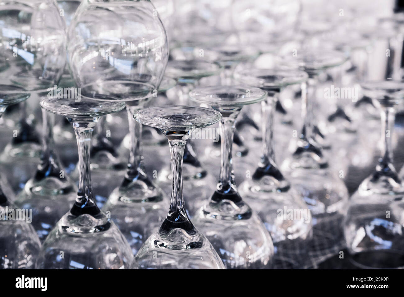 Copas de vino de cristal apilados pila patrón abstracto limpieza limpia nadie Foto de stock