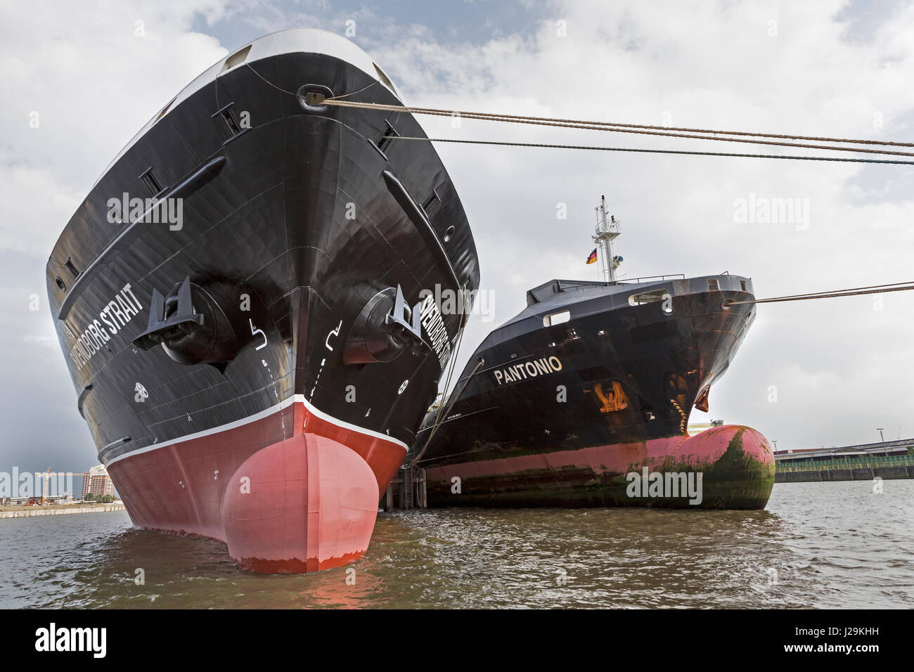 Los barcos en el puerto de Hamburgo anclados en el fondeadero en Norderelbe, Hamburgo, Alemania, Euroe Foto de stock