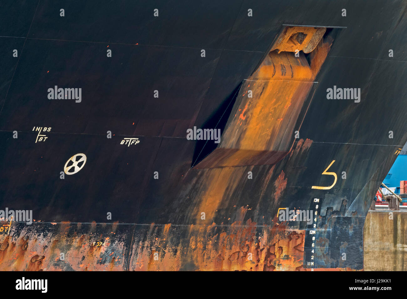 Detalle de la filmación de un ancla de un buque en el puerto de Hamburgo, Hamburgo, Alemania, Europa Foto de stock