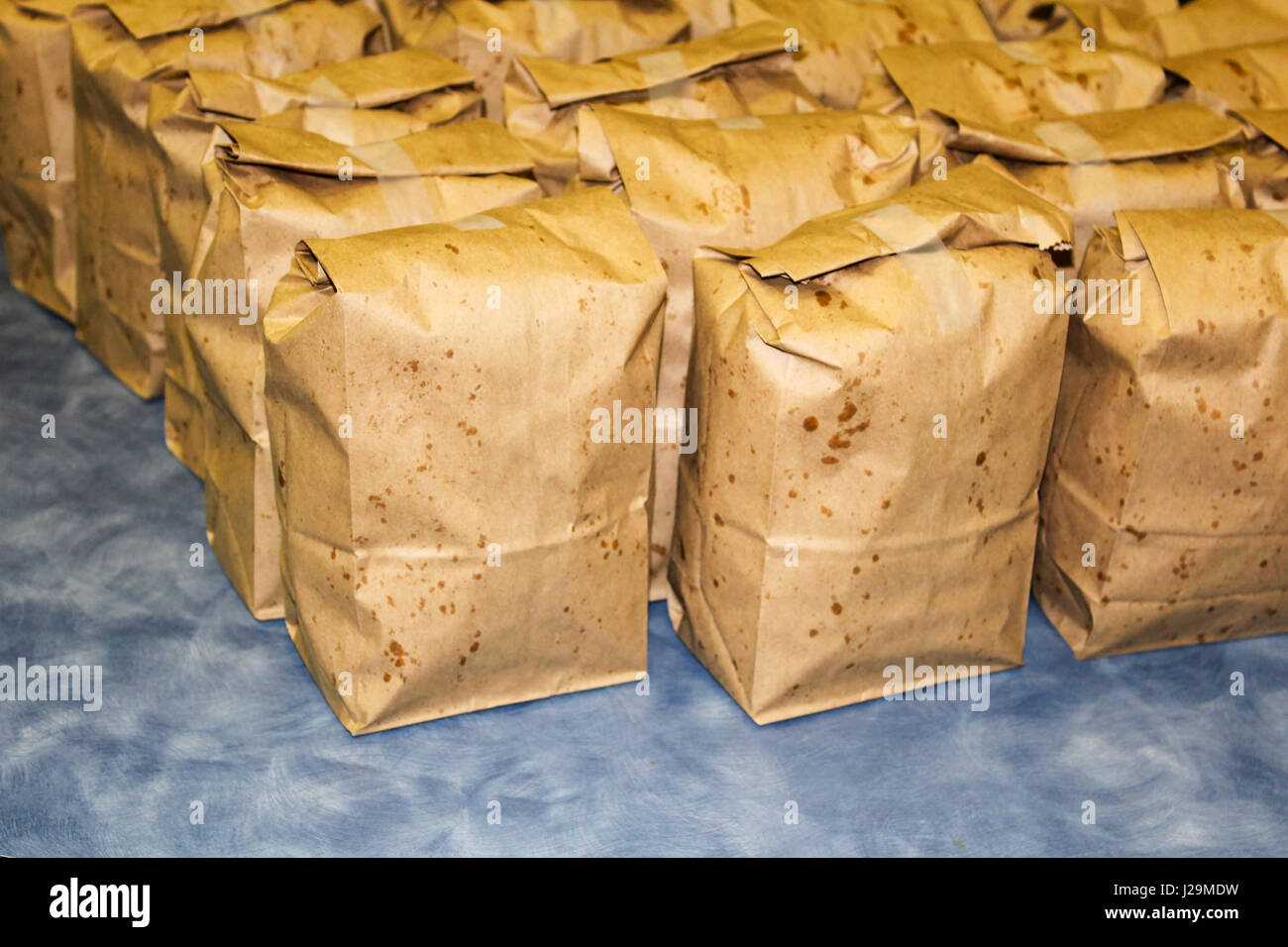 Brown bolsas llenas de palomitas de maíz listos para la venta para recaudar fondos. Foto de stock