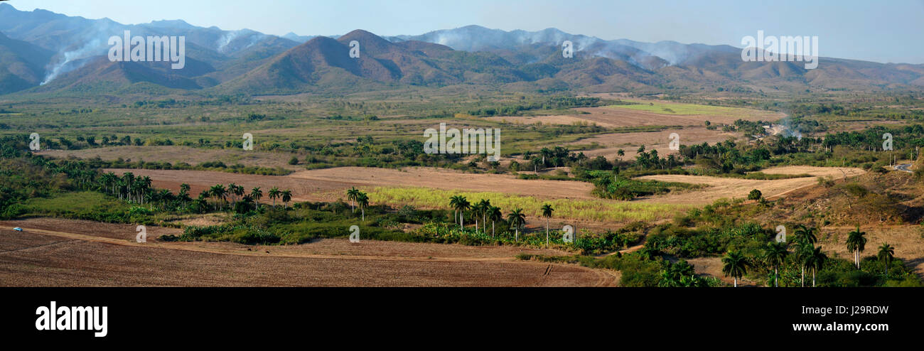 Caribe, Cuba, Sancti Spiritus, Trinidad, el valle de San Luis, quema de rastrojos en la Sierra del Escambray, vistas panorámicas Foto de stock