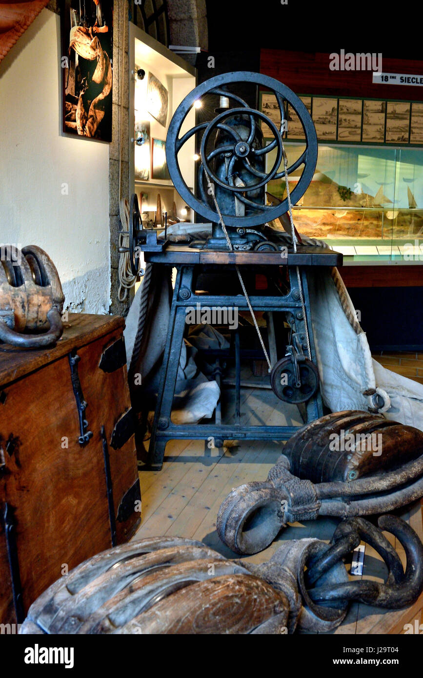 Francia, Bretaña, Finisterre, Concarneau, enteramente renovado Museo de  Pesca, máquina de coser velas, elemento clave en la vela-loft, esta máquina  de coser es un precioso testimonio del patrimonio de Concarneau. Hubo 64