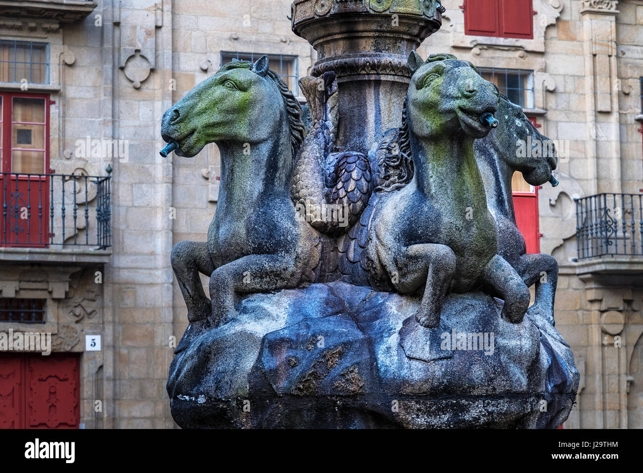 Los caballos en la Plaza Praterias Fountain, el casco antiguo de Santiago de Compostela Foto de stock