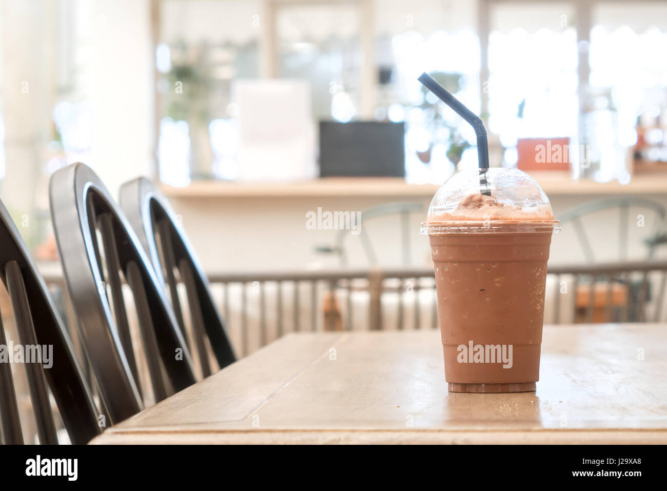 Chocolate Frappé y Frappuccino en tabla de madera Foto de stock