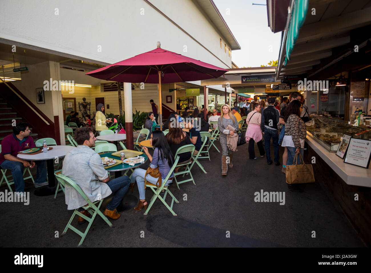 Cafeterías, restaurantes, food court, Farmer's Market, 3rd Street y Fairfax Avenue, Los Angeles, California Foto de stock