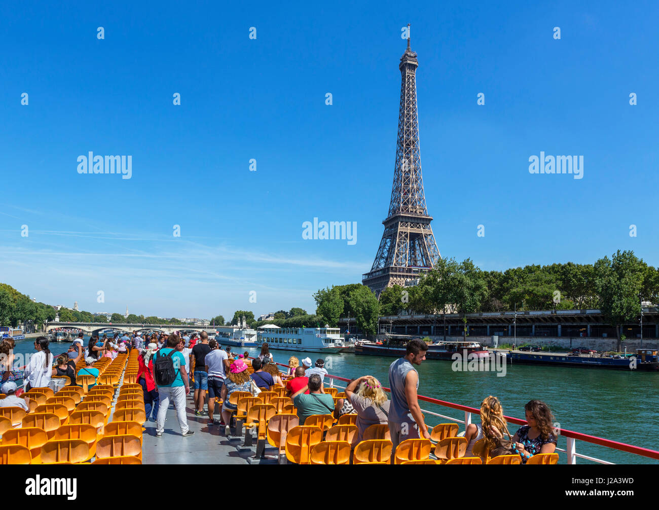 Vista de la Torre Eiffel desde un Bateau mouche por el río Sena, París, Francia Foto de stock