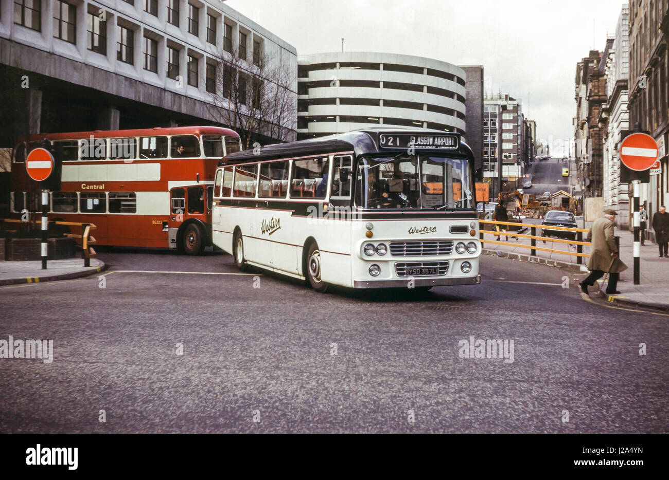 Glasgow, Reino Unido - 1973: Vintage imagen del autobús en las calles de Glasgow en 1973. SMT occidental Leyland Leopard Alexander C49F 2337 (número de registro YSD357L). Foto de stock