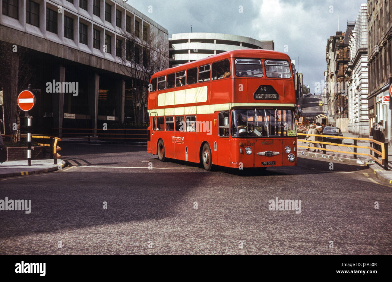 Glasgow, Reino Unido - 1973: Vintage imagen del autobús en las calles de Glasgow en 1973. SMT occidental Daimler flota Fleetline serie 2150 (número de registro JAG503F). Foto de stock