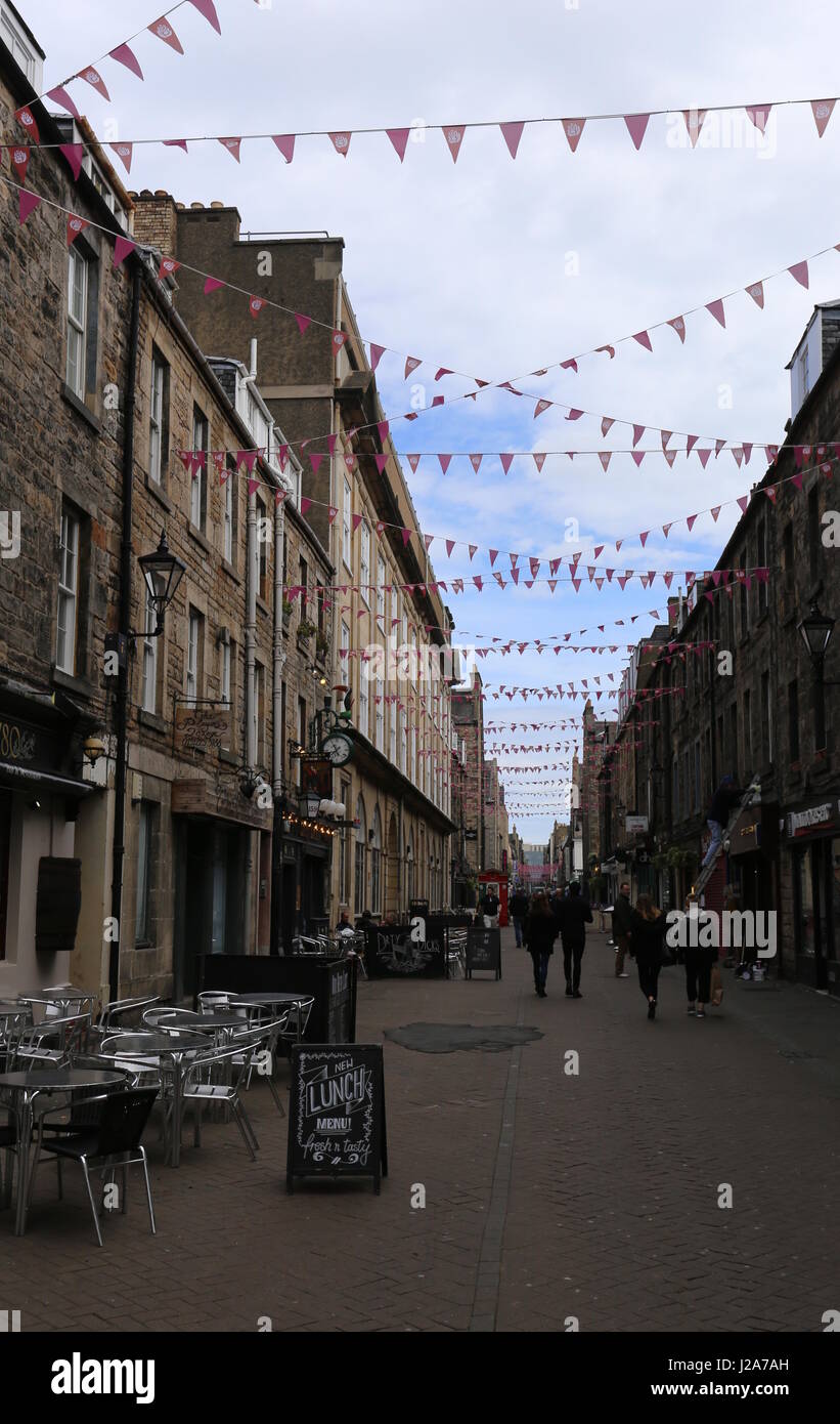 Rose Street con bunting Edimburgo Scotland de abril de 2017 Foto de stock