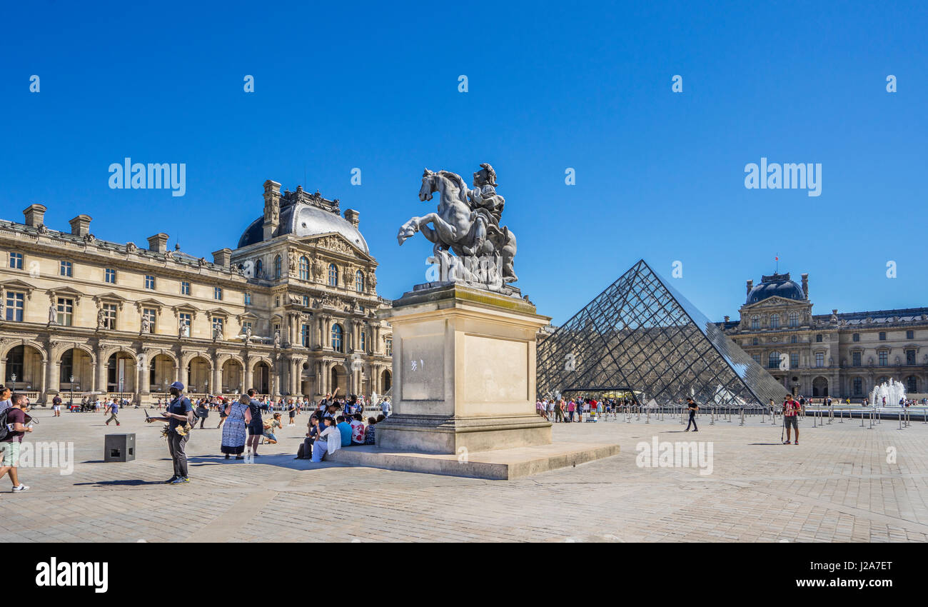 Francia, Paris, Louvre Palacio, vista del patio de Napoleón con la Pirámide del Louvre Foto de stock