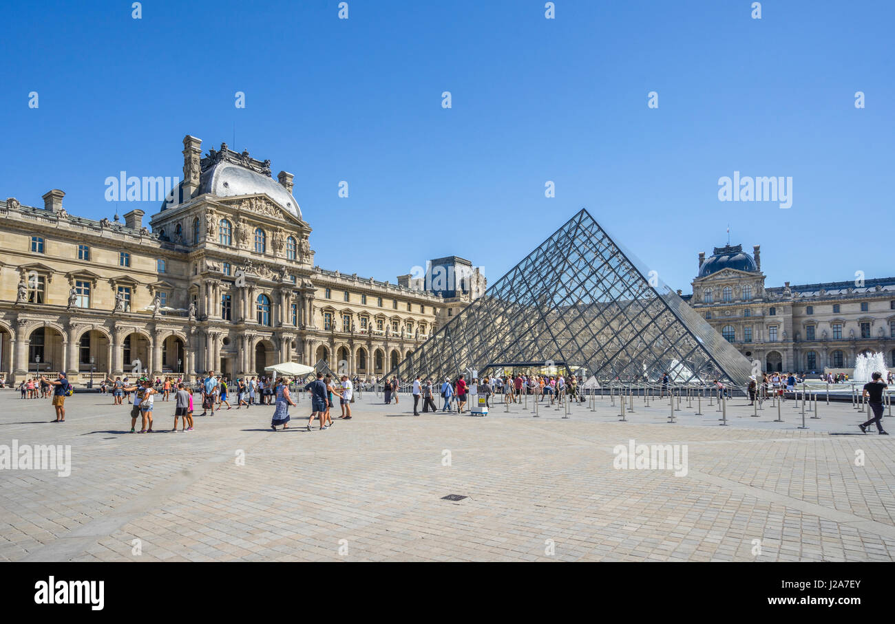 Francia, Paris, Louvre Palacio, vista del patio de Napoleón con la Pirámide del Louvre Foto de stock