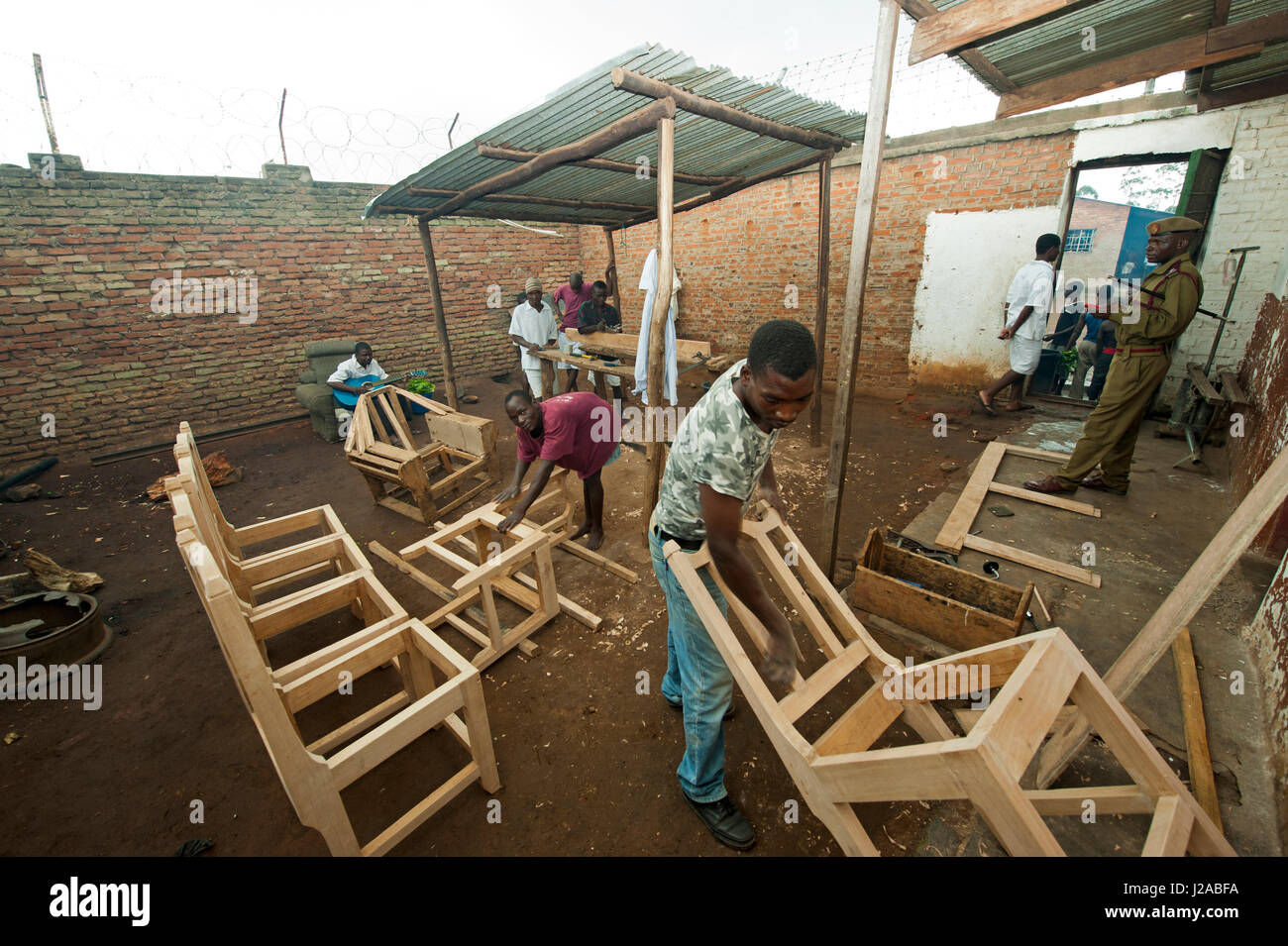 Malawi Bvumbwe, Centro de Rehabilitación de Jóvenes Delincuentes en el distrito de Thyolo, donde los delincuentes juveniles condenados y mantenerlo vivo. Carpintería la capacitación es parte de la rehabilitación. Una vez liberados, carecen de herramientas para continuar con la carpintería en casa. Foto de stock