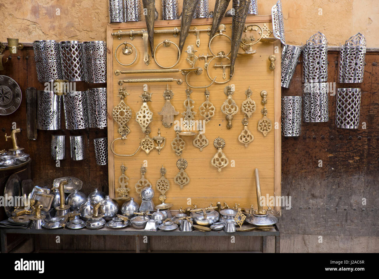 Marruecos, Fez, Medina artesanías de latón, estaño, plata y aluminio  Fotografía de stock - Alamy
