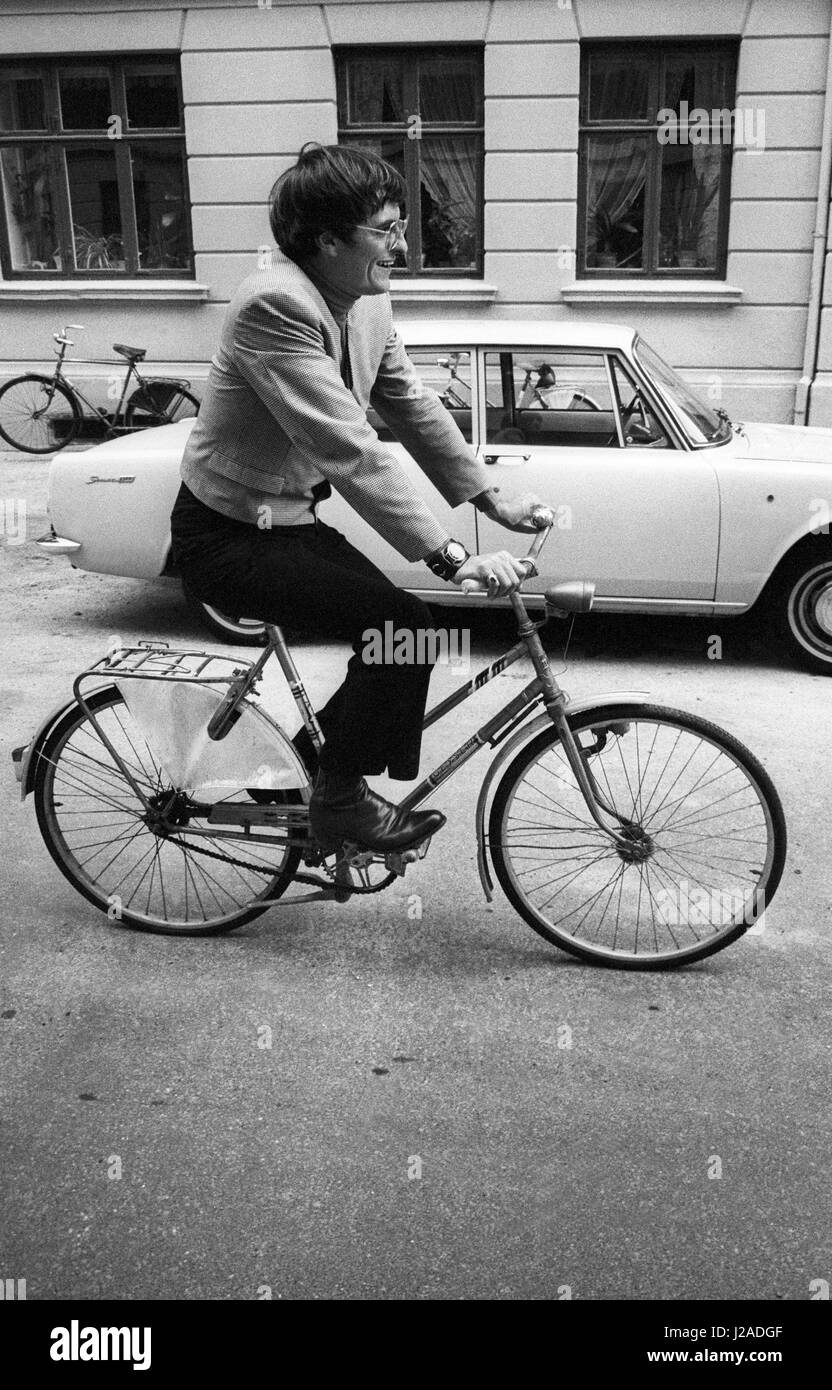 HENRY DARROW actor de televisión de Estados Unidos gira en Suecia y Dinamarca 1969 después del éxito televisivo con Hig Chaparall como Manolito,en bicicleta en Copenhague Foto de stock
