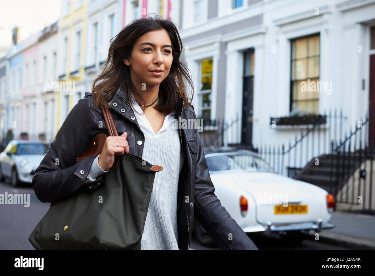 Mestizos joven caminando en la calle de Londres, cerrar Foto de stock