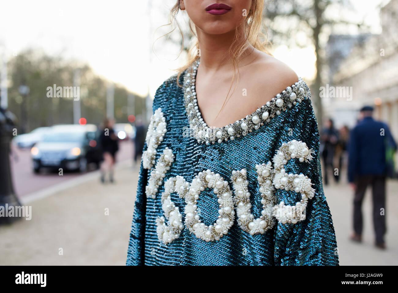 Londres - Febrero, 2017: cintura hacia arriba vista de blogger de moda femenina vestidos de Ashish top, de pie en la calle, la Semana de la Moda de Londres, el día 4. Foto de stock