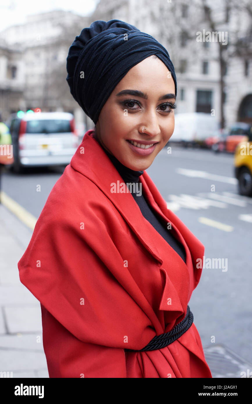 Londres - Febrero 2017: modelo de pasarela y blogger Mariah Idrissi en la calle, la Semana de la Moda de Londres, el día 5. Foto de stock
