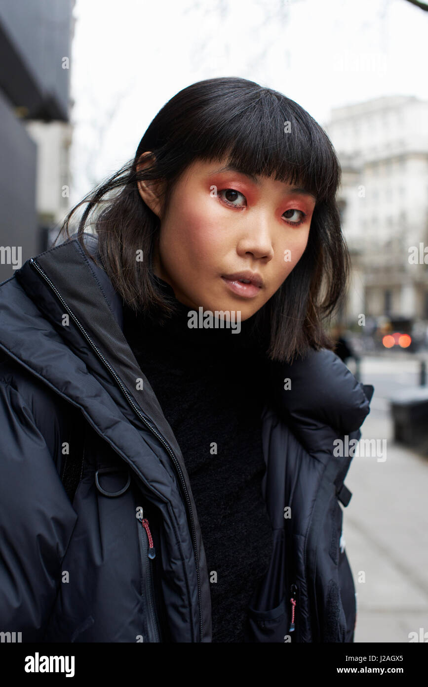 Londres - Febrero, 2017: Moda modelo Ming de gracia en la calle, la Semana de la Moda de Londres, el día 5. Foto de stock