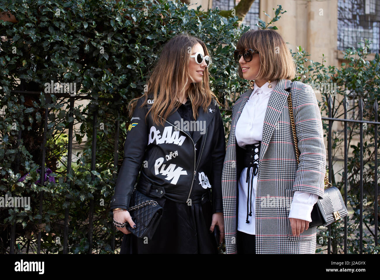 Londres - Febrero, 2017: Dos mujeres fuera de moda Pringle of Scotland show, La Semana de la Moda de Londres, el día 4. Foto de stock