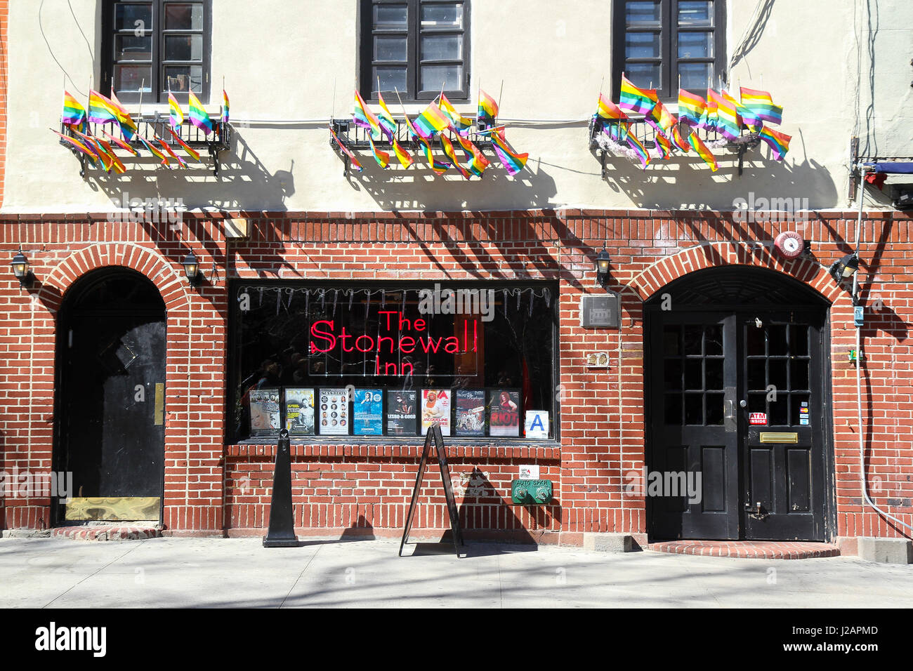 El Stonewall Inn, en Greenwich Village, Nueva York, Nueva York, Estados Unidos.Sitio de los disturbios de Stonewall en 1969, importantes en la lucha por los derechos de LGBT Foto de stock