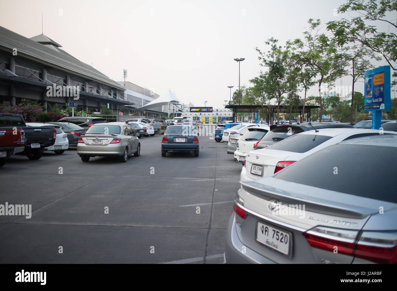 CHIANG MAI, Tailandia -el 25 de abril de 2017: la concurrida zona de aparcamiento del aeropuerto internacional de Chiang Mai. Planes de futuro será el de construir un edificio de aparcamiento. Foto de stock