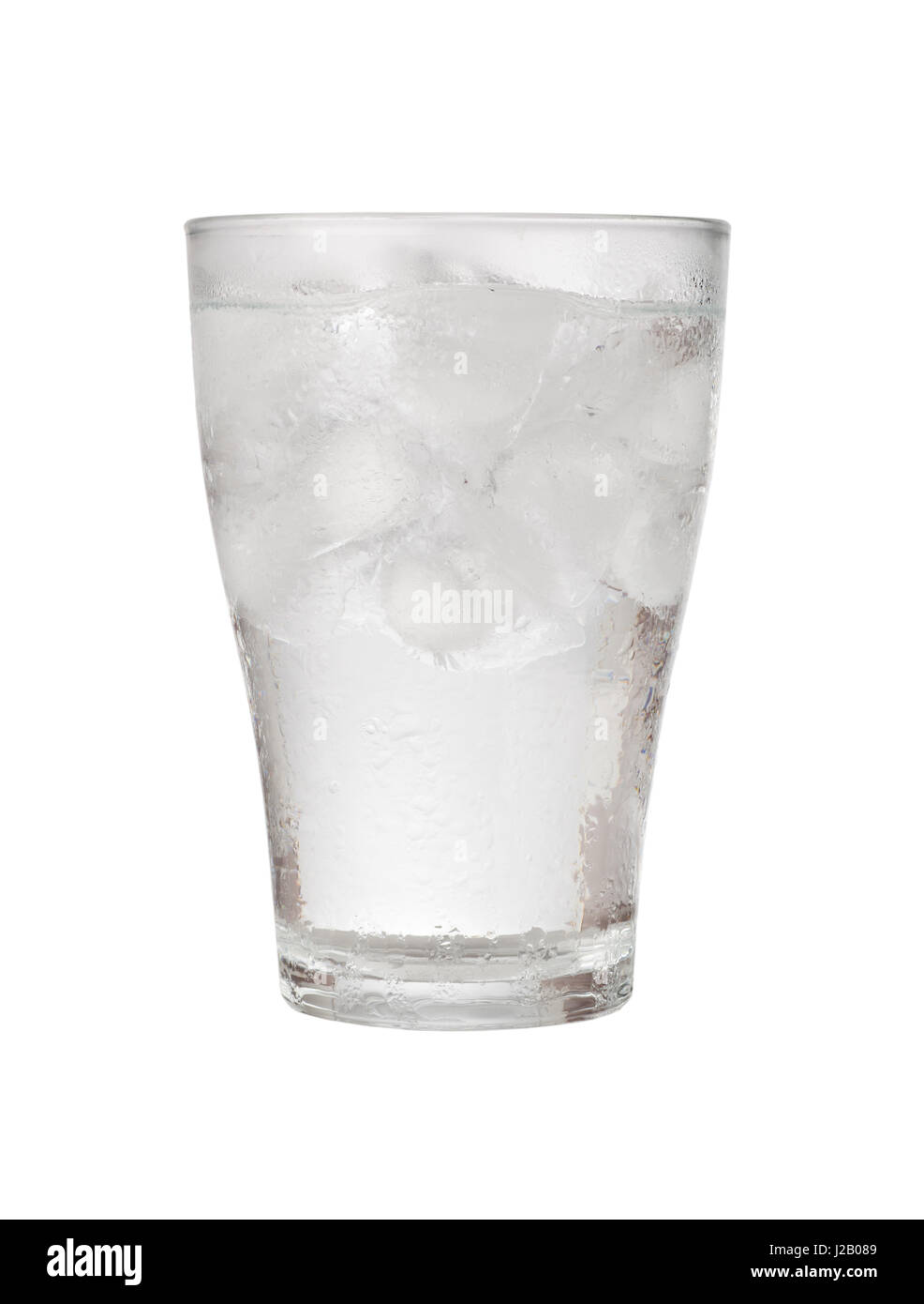Vaso de agua helada aislado sobre fondo blanco. Foto de stock