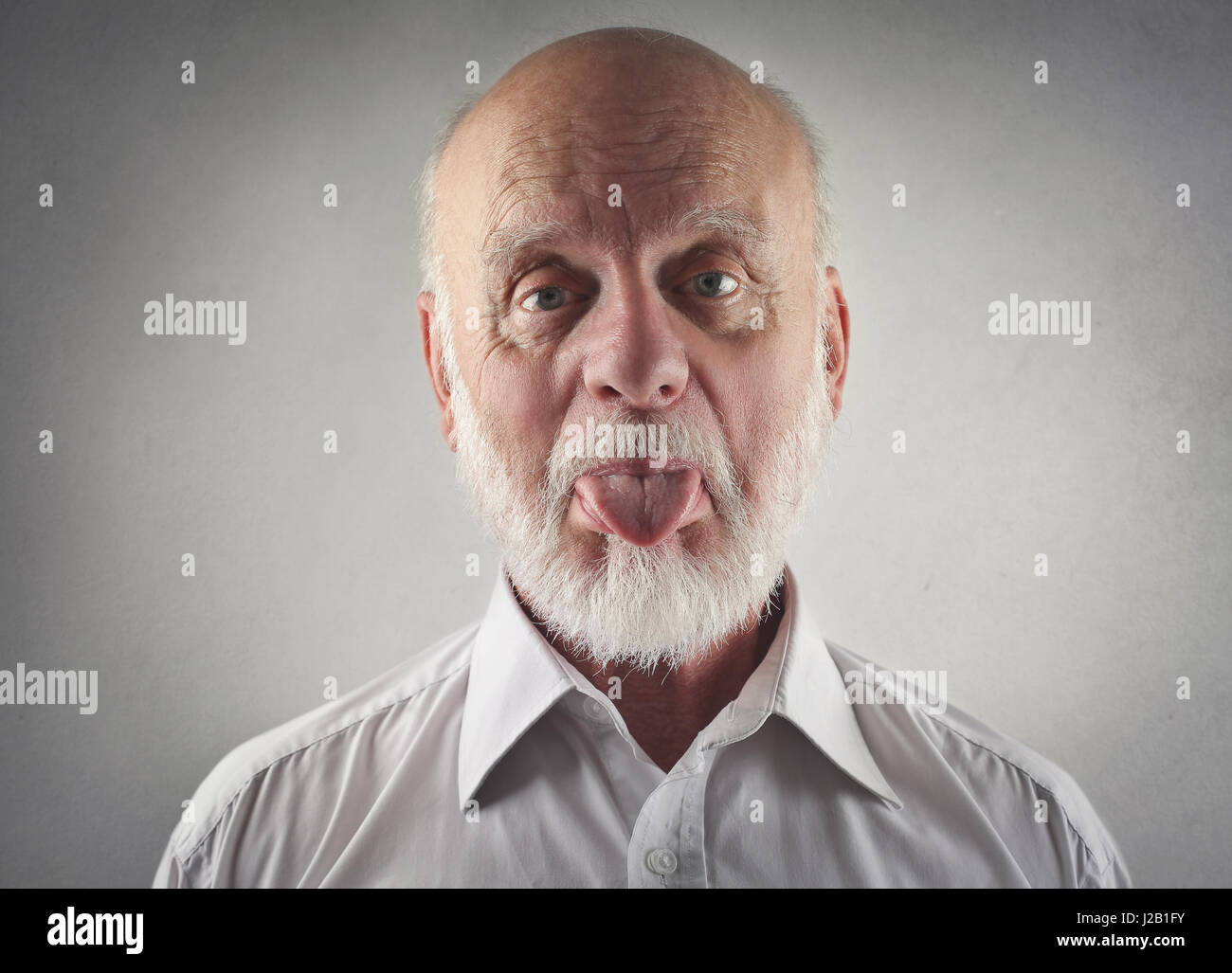 Old Man introduciendo su lengua fuera Foto de stock