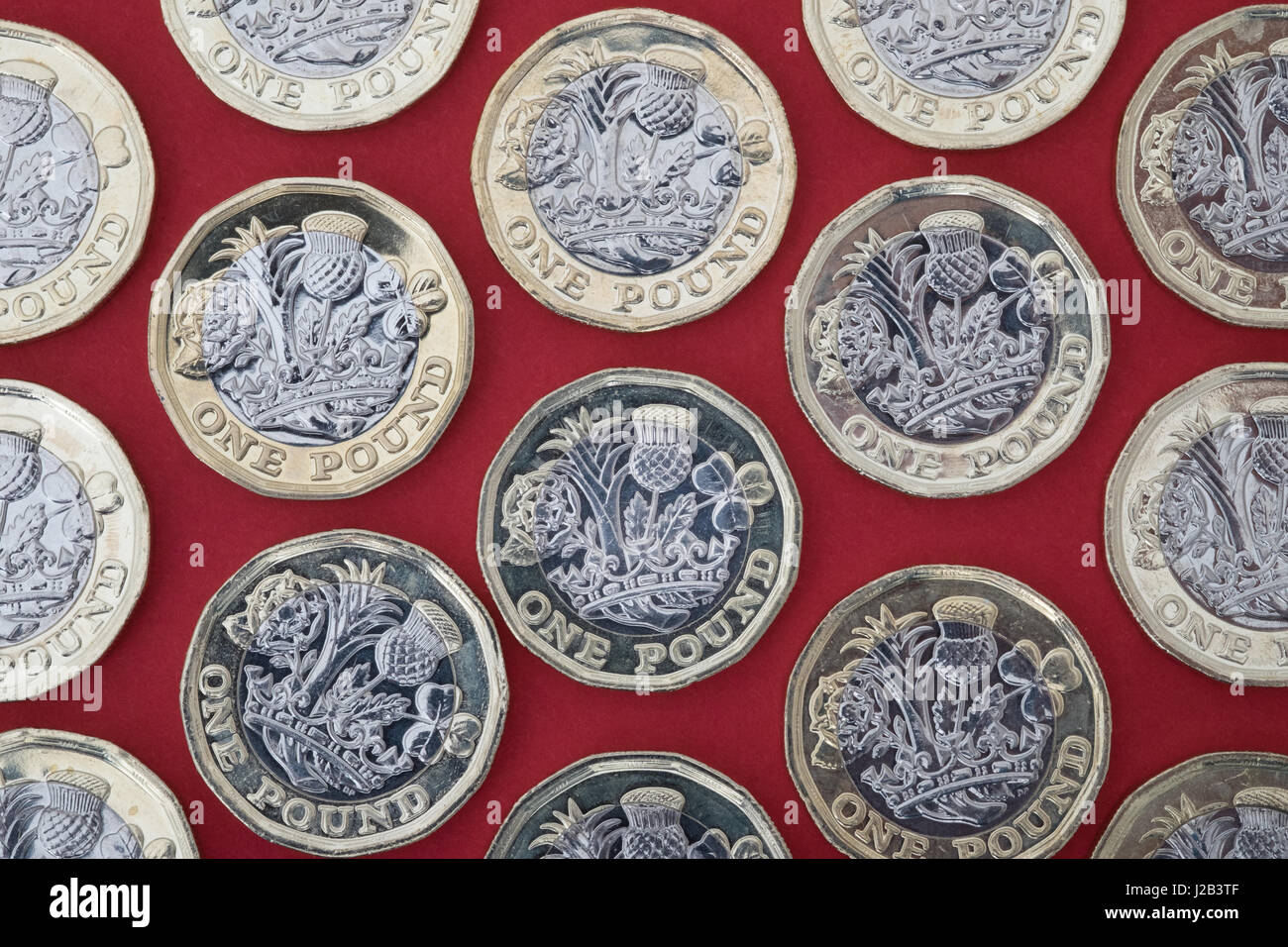 Reino Unido nueva libra monedas sobre fondo rojo. Foto de stock