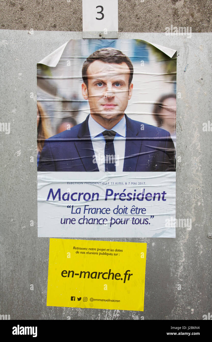 Las elecciones presidenciales francesas de 2017. Campaña de carteles para Emmanuel Macron. De allí pasó a ganar la votación y fue elegido el Presidente más joven de Francia Foto de stock